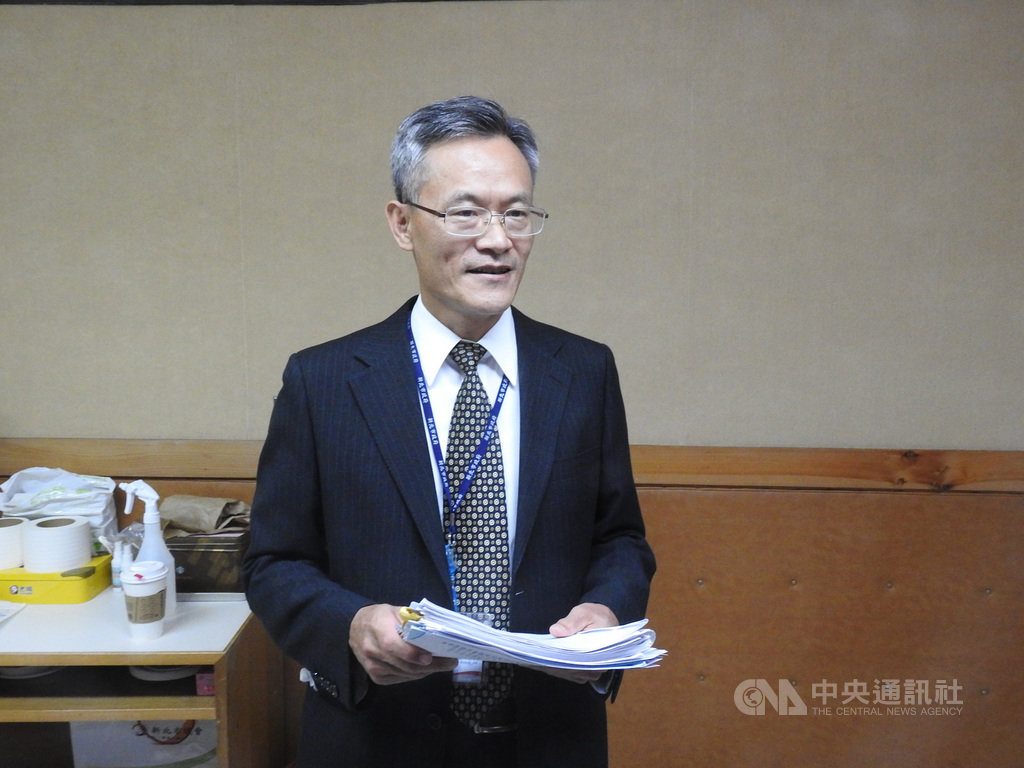 新北市議會16日三讀通過「新北市強制拆除違章建築收費自治條例」,工務局長詹榮鋒表示,市府將於8月中旬前公告施行,繼台北市成為六都第2個實施違建拆除收費的城市。中央社記者王鴻國攝 109年7月16日
