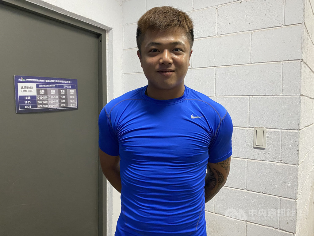 中華職棒富邦悍將隊投手陳明軒(圖)15日被樂天桃猿隊打者成晉擊出強襲球,直接進到衣服裡,依照規則成為死球,打者上一壘,他16日受訪直呼運氣不好。中央社記者楊啟芳攝 109年7月16日