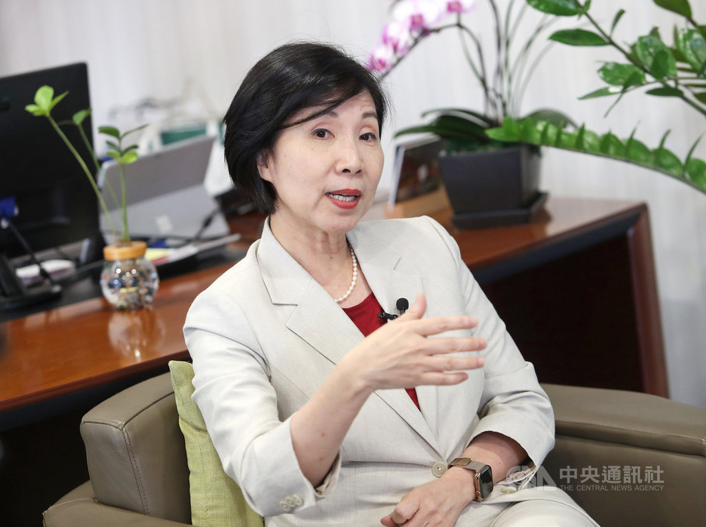 遠傳電信總經理井琪不認同電信業是條「笨水管」的說法,認為乘載多元豐富的應用,5G應用更是潛力十足。遠傳今年持續推動轉型,將三箭齊發,以新經濟、5G應用及多元合作為策略重點。中央社記者裴禛攝 109年7月16日
