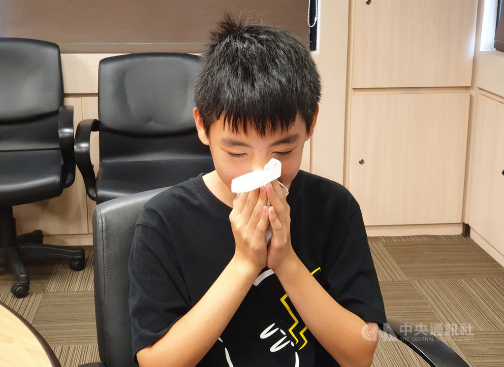 10歲陳姓男童早上醒來容易眼睛紅腫和眼睛癢,通常點完眼藥水後3天內會改善,但會反覆發生,直到近日檢查才發現眼睛症狀竟是過敏性鼻炎作怪。書田診所小兒科主治醫師蘇軏16日在記者會提醒,過敏性鼻炎常伴隨氣喘、過敏性結膜炎,應適時治療。(圖片非當事人)中央社記者陳偉婷攝 109年7月16日