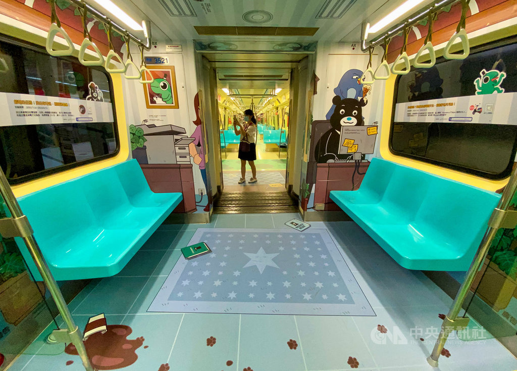 台北市觀傳局攜手台北捷運公司,即日起至10月15日在捷運板南線、淡水信義線推出節電任務彩繪列車,部分車廂內部以辦公室省電等主題進行彩繪,讓節電知識更貼近民眾。中央社記者謝佳璋攝 109年7月16日