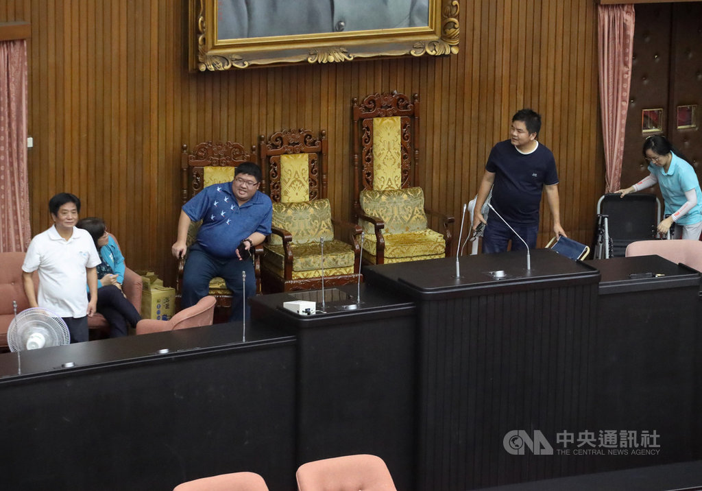 立法院臨時會本週處理監察院人事案,儘管相關審查因國民黨立委占據主席台一度停擺,17日院會仍將進行同意權案投票,為防國民黨再闖議場導致議事癱瘓,民進黨立委16日晚間夜宿議場。中央社記者裴禛攝 109年7月16日