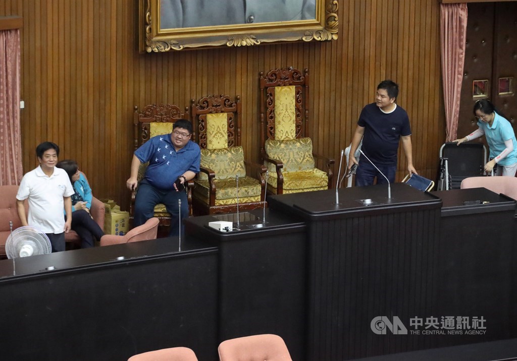 立法院臨時會本週處理監察院人事案,儘管相關審查因國民黨立委占據主席台一度停擺,17日院會仍將進行同意權案投票,為防國民黨再闖議場導致議事癱瘓,民進黨立委16日晚間夜宿議場。中央社記者裴禛攝 109年7月16日