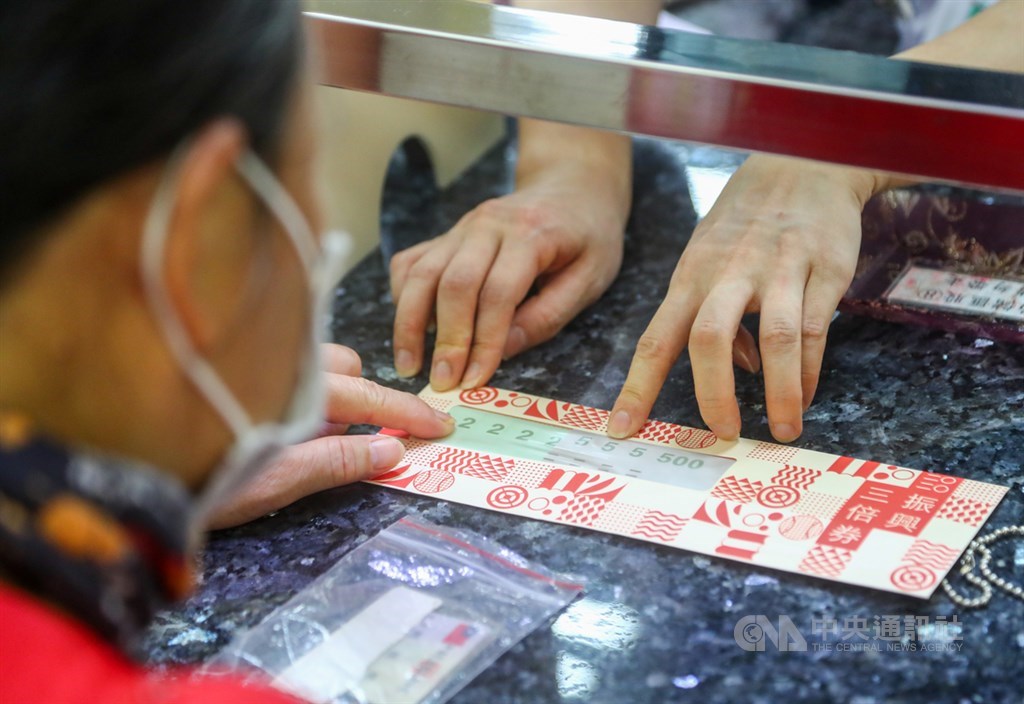 振興三倍券15日上路,可用紙本三倍券繳學雜費,也可用來付國中小的代收代辦費,但不找零。 中央社記者王騰毅攝 109年7月16日