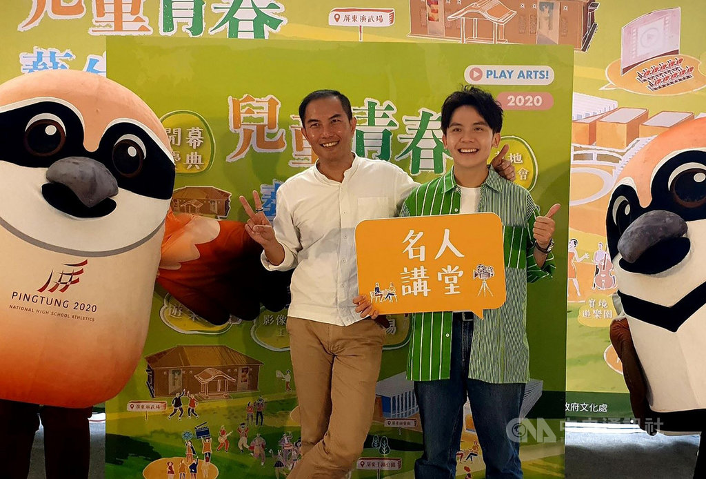屏東縣政府人事近日改組,文化處長吳明榮(左)傳出因縣立圖書館工程延宕,也有可能被異動,不過吳明榮受訪表示,沒接到通知。(屏東縣政府文化處提供)中央社記者郭芷瑄傳真 109年7月16日