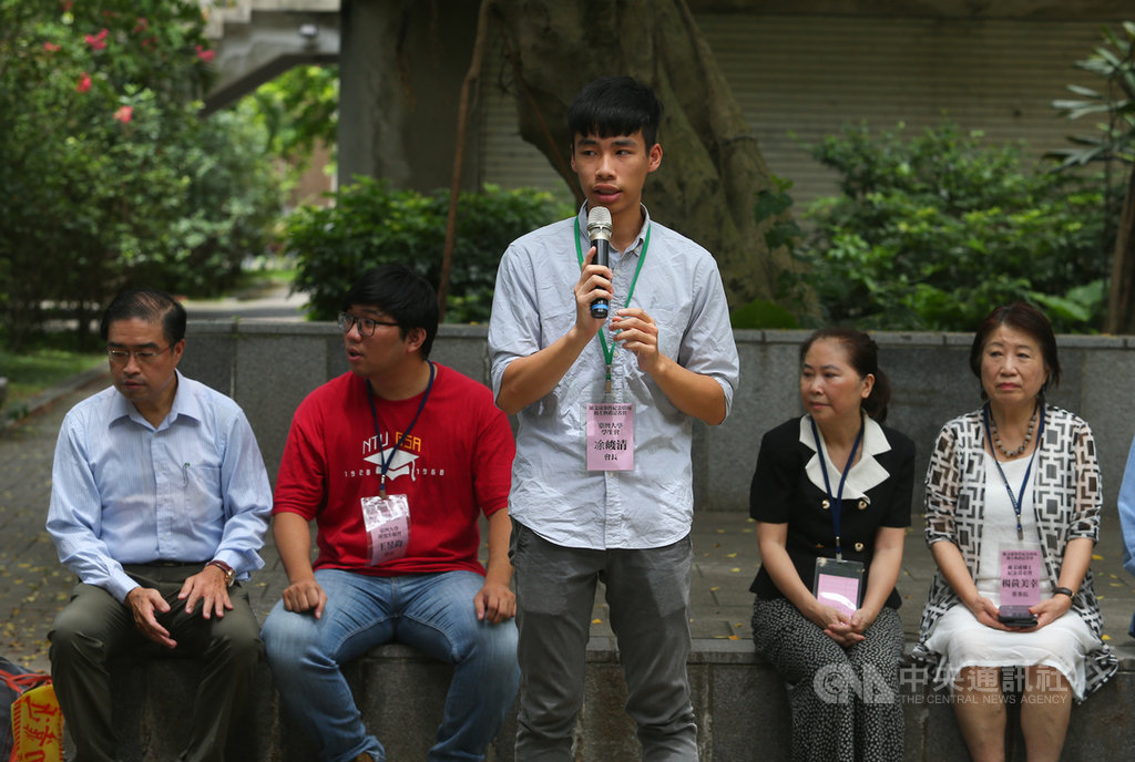 陳文成事件紀念廣場動土儀式記者會16日在台灣大學第一學生活動中心旁舉行,台大學生會長凃峻清(中)表示,陳文成事件顯示出當時校園的黨國網絡監控,許多犧牲者逐漸被遺忘,真相也不被鼓勵追尋,這是一場記憶與遺忘的鬥爭。中央社記者謝佳璋攝 109年7月16日