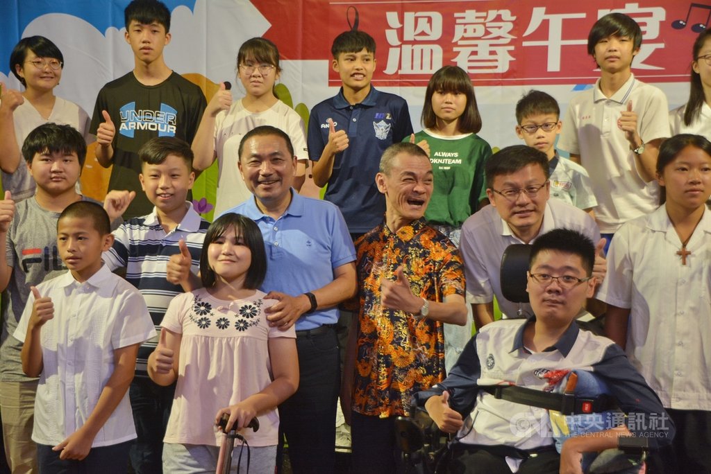 新北市政府教育局16日舉辦總統教育獎暨「擁夢飛翔」專書主角溫馨午宴,市長侯友宜(2排左3)勉勵並傾聽這些學生的生命歷程,鼓勵以生命影響生命,用堅毅的信念跨越阻礙。中央社記者黃旭昇新北攝 109年7月16日