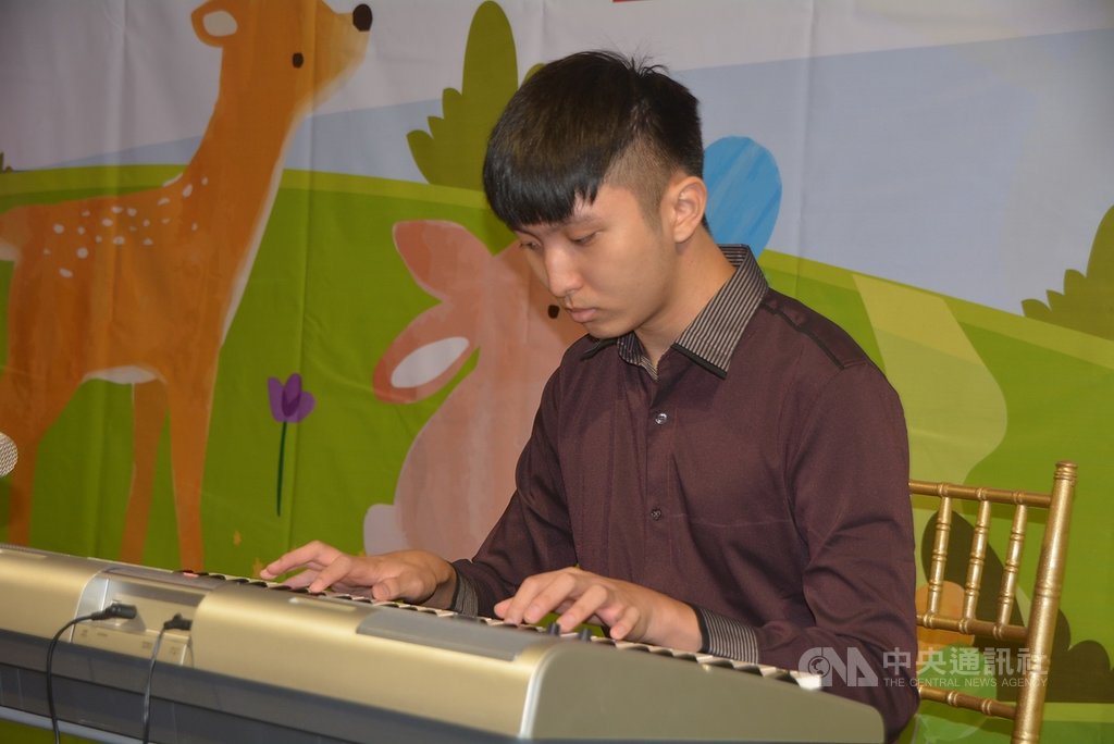 獲2020總統教育獎的清華大學生吳承澐(圖)以樂觀向上的精神克服逆境,16日在新北市政府的溫馨午宴彈奏自創曲,分享他永不放棄的生命故事。中央社記者黃旭昇新北攝 109年7月16日