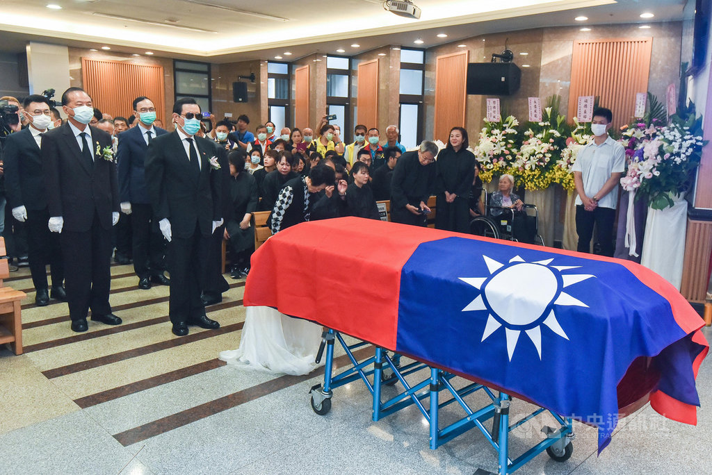 前考試院長邱創煥日前逝世,16日舉行告別式,由前總統馬英九(戴墨鏡者)主祭,前國民黨主席朱立倫、黨主席江啟臣、考試院長伍錦霖、前考試院長關中擔任覆旗官。(邱創煥家屬提供)中央社記者余祥傳真 109年7月16日