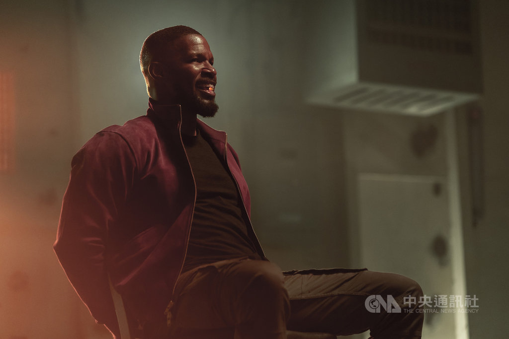 奧斯卡影帝傑米福克斯(Jamie Foxx)在Netflix全新電影「超能計畫」中,為救女兒吞下神秘藥丸,獲得超能力,展現「地表最強老爸」氣勢。(Netflix提供)中央社記者葉冠吟傳真 109年7月16日