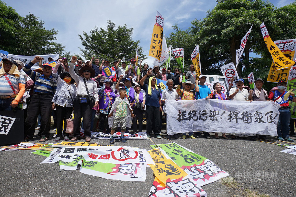 花蓮中南區7個自救會16日到花蓮縣政府前廣場集結抗議,要求新設養牛場業者開說明會,縣府制定中的畜牧場管理自治條例也應保障族人諮商同意權。中央社記者張祈攝 109年7月16日