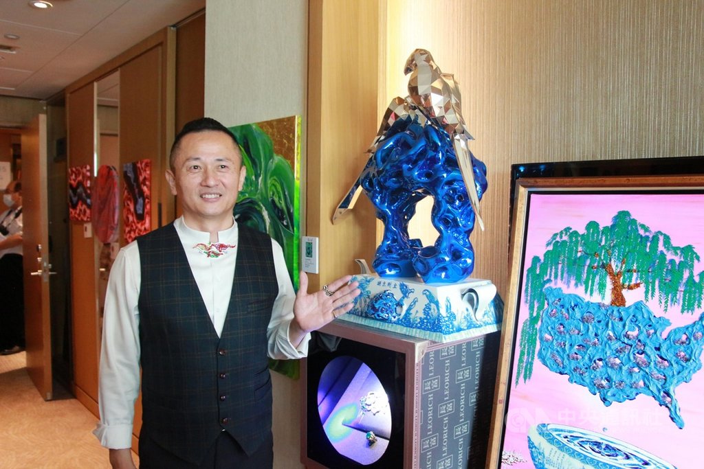 2020台中藝術博覽會17日起展開,參展的藝術家廖文良(圖)將珠寶融入畫作當中,作品「太湖石•載太極」,創作出融合珠寶、繪畫、裝置藝術與詩詞的藝術作品。中央社記者蘇木春攝 109年7月16日