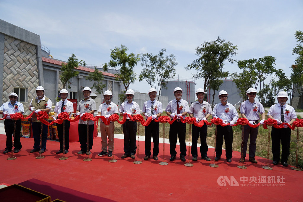 台電自民國70年代向軍方租用復興坑道油庫儲存發電用油,為減輕軍方油庫負擔,台灣電力公司增設2座980公秉儲油槽,並由華城電機新建設施工程,依據靠海環境耐鹽防鏽,改良油槽底板與基座、塗裝及包覆等設計,109年5月22日工程竣工,15日正式剪綵啟用。中央社記者邱筠攝 109年7月16日