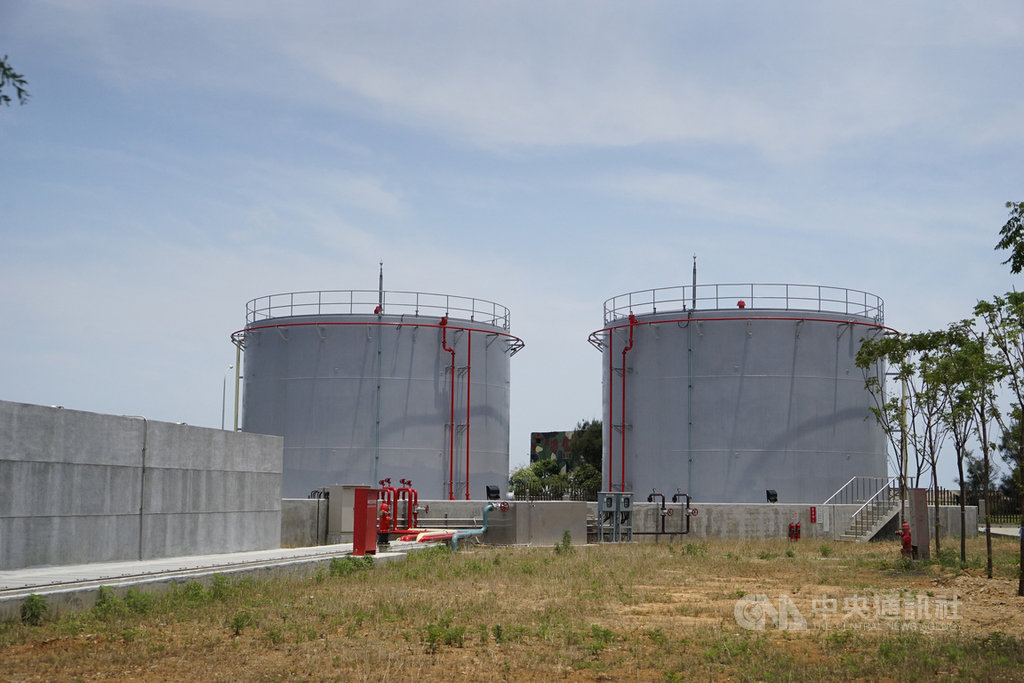 為穩定馬祖供電品質,支應南竿、西莒電廠發電油量問題,台電斥資興建2座980公秉柴油儲槽,紓解馬祖地區發電廠柴油儲存及運輸問題,15日已正式啟用。中央社記者邱筠攝 109年7月16日