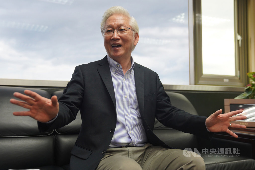 科技部長吳政忠16日接受中央社專訪表示,未來4年將推動跨部會共同打造「精準健康戰略產業」,期許5年內助攻生技新藥產值從新台幣6000億元邁向兆元大關。中央社記者徐肇昌攝 109年7月16日