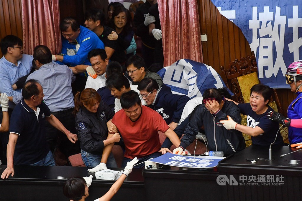 國民黨籍立委為抗議監察院人事案,持續占領立院議場主席台,16日下午民進黨籍立委全員出動強勢清場,雙方在主席台前推擠拉扯,場面混亂。中央社記者林俊耀攝 109年7月16日