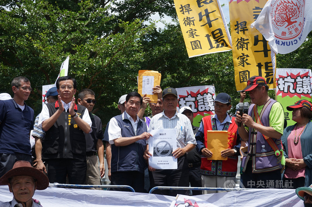 花蓮中南區7個自救會16日到花蓮縣政府前廣場集結抗議,指畜牧場長期帶來污染、缺乏尊重,要求新設養牛場業者開說明會,副縣長蔡運煌(右5)代表接受陳情書,縣府副秘書長張逸華(左2)陪同出席。中央社記者張祈攝 109年7月16日