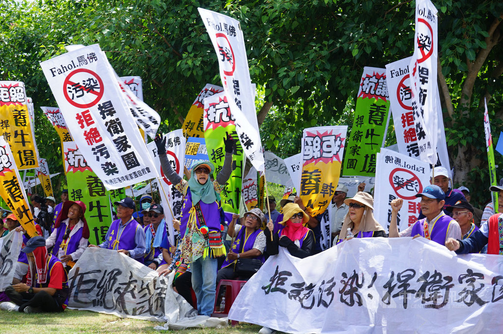 花蓮光復鄉到玉里鎮的居民按地理位置、不同訴求各自組成7個自救會,16日在花蓮縣政府前廣場集結表達訴求,指畜牧場長期帶來污染、缺乏尊重,要求新設養牛場業者開說明會,徵詢部落意見和同意後,再繼續動工。中央社記者張祈攝 109年7月16日