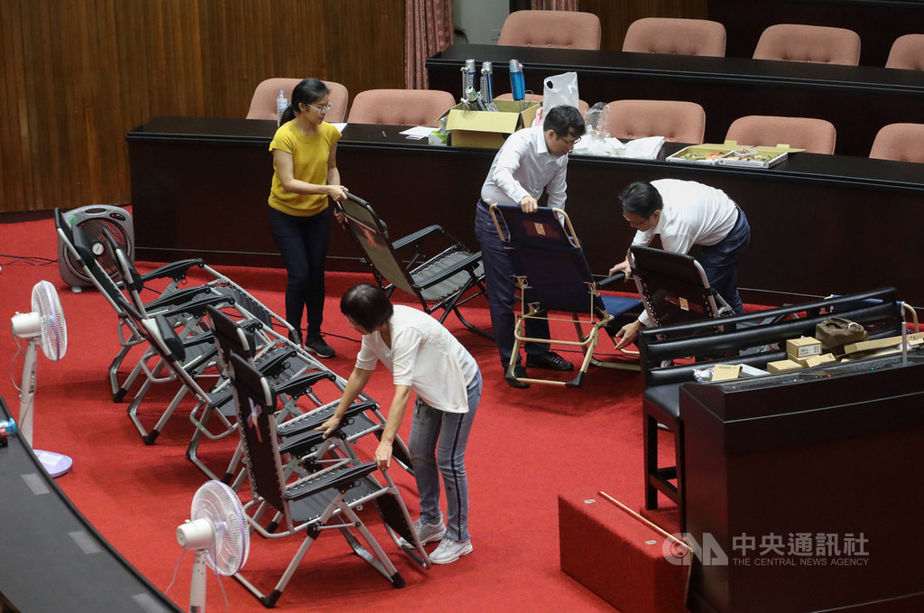 立法院會將在17日進行監察院人事同意權案投票,國民黨團16日表示,會全力阻擋,不排除以突襲方式進行抗爭;民進黨立委晚間則準備電風扇、躺椅等,將夜宿議場。中央社記者裴禛攝 109年7月16日