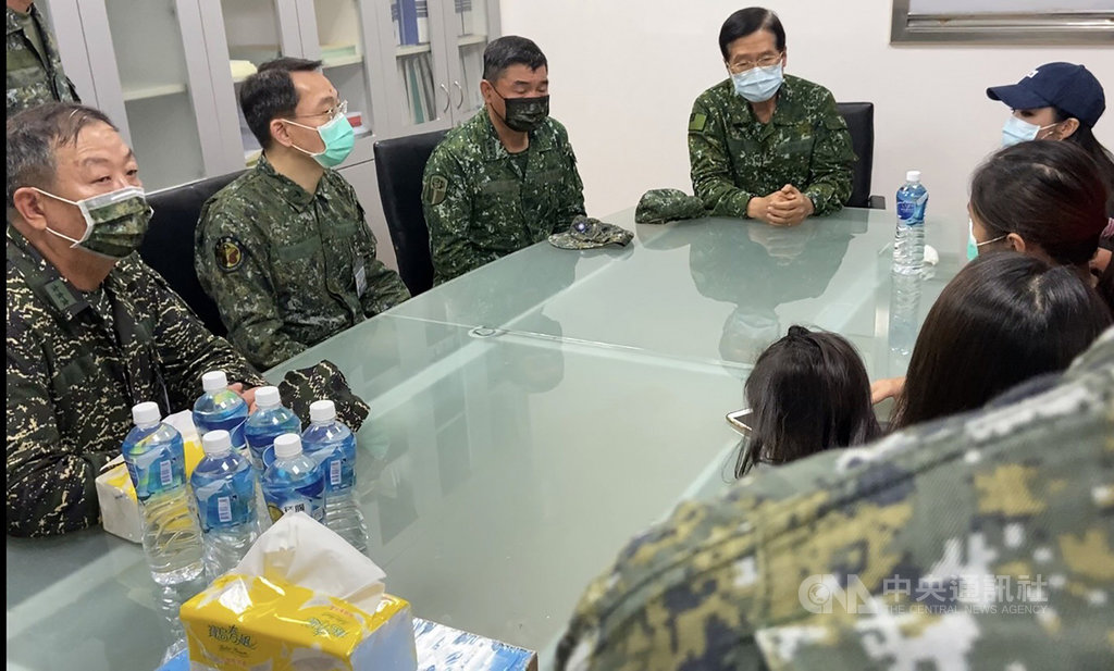 航特部一架OH-58D戰搜直升機16日失事、2名飛官殉職,國防部長嚴德發(左4)赴新竹探視家屬,承諾協助後事及撫卹。(國防部提供)中央社記者游凱翔傳真 109年7月16日