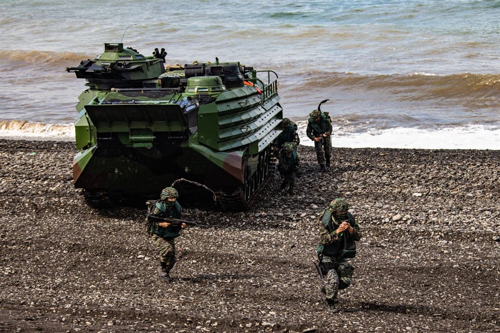 海軍陸戰隊16日在屏東加祿堂海岸以AAV7兩棲突擊車搶灘,官兵於操演中展現高昂戰鬥意志,完成漢光36號演習任務。(軍聞社提供)