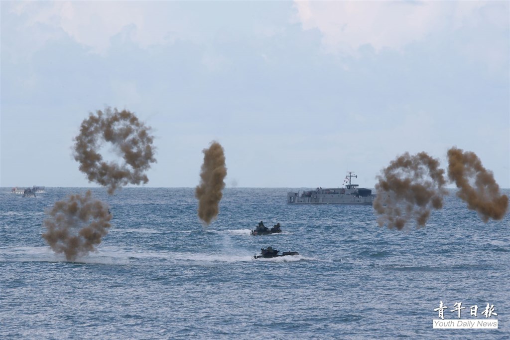 漢光36號演習「聯合登陸作戰操演」16日在屏東加祿堂海岸展開,AAV-7、LCM以整齊隊形實施舟波登陸,並以煙霧彈與發煙器製造掩護煙霧。(青年日報提供)