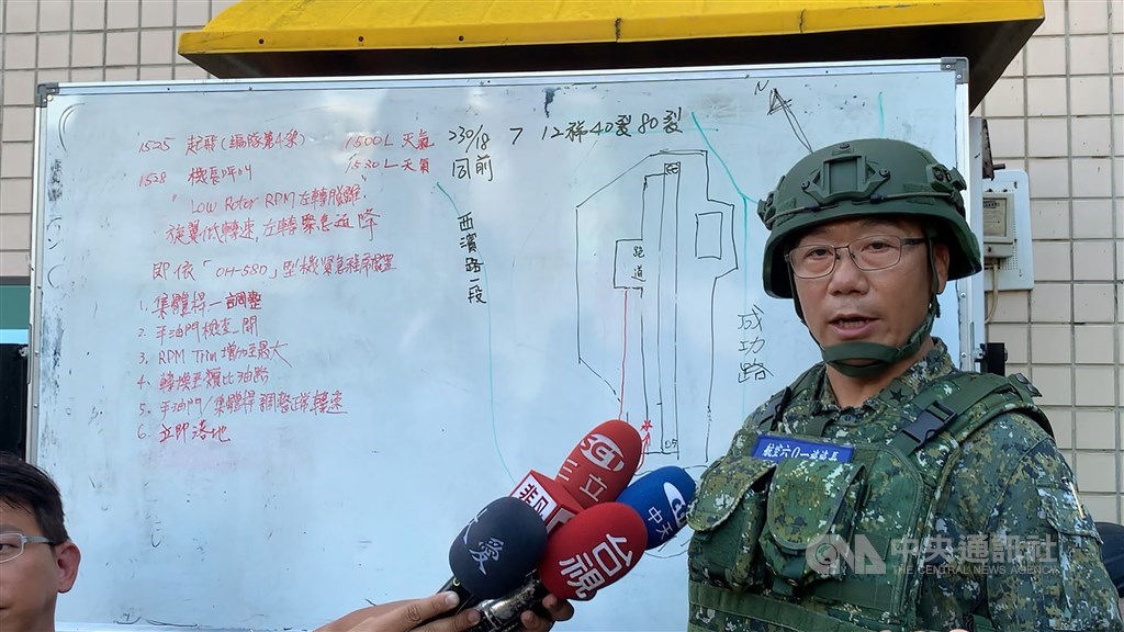 航特部一架OH-58D戰搜直升機16日在新竹空軍基地重落地導致兩名官兵殉職,陸軍601旅旅長少將張台松受訪指出,事發當時駕駛為閃避民宅,選擇急左迫降到機場跑道,但因旋翼轉速過低,讓迫降無法完成,導致這起不幸悲劇。中央社記者郭宣彣攝 109年7月16日
