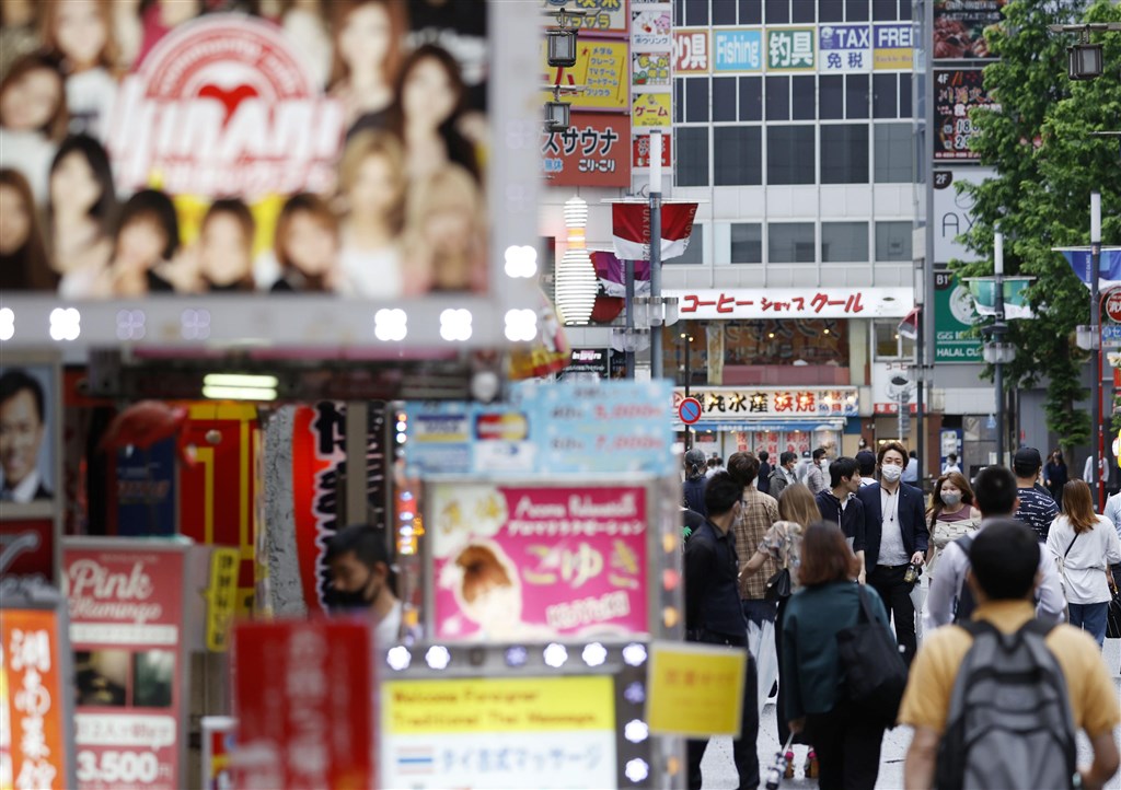 日本東京武漢肺炎疫情連7天逾百例,進入最高警戒。圖為15日東京新宿歌舞伎町人潮。(共同社提供)