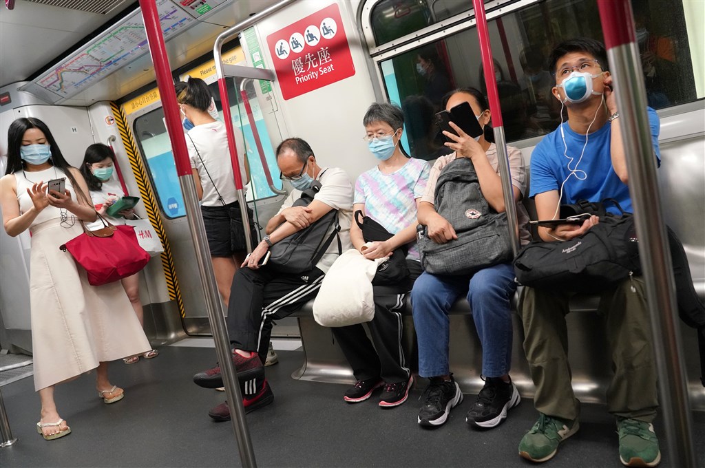 香港武漢肺炎16日新增67例,其中63例為本土感染,其餘4宗為境外移入。圖為民眾搭地鐵戴口罩防疫。(中新社提供)