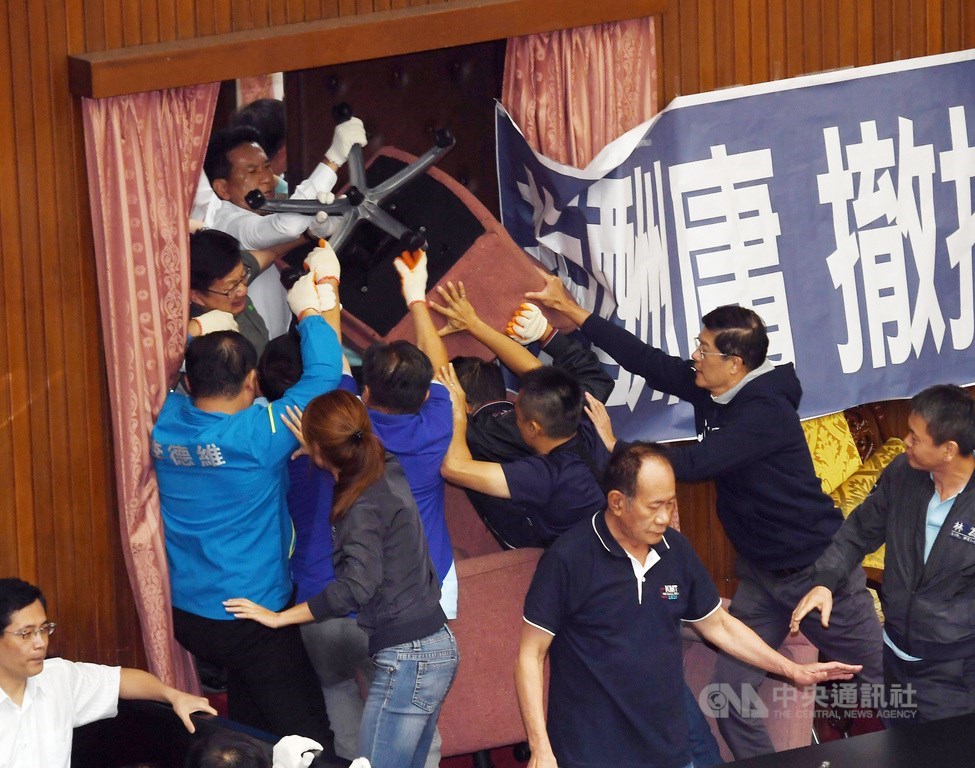 立法院監察院人事同意權案預計17日投票,民進黨立委16日下午出動清場,以椅子先突破左邊後門,攻進主席台,拉出國民黨立委,雙方攻防場面混亂。中央社記者施宗暉攝 109年7月16日