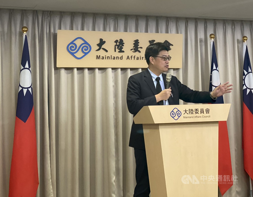 大陸委員會16日下午舉行例行記者會,就任職中國東方衛視駐白宮記者張經義自述其任職公司為香港私人公司,應適用港澳條例一事,陸委會發言人邱垂正表示,主管機關NCC行政查處中,陸委會尊重NCC依法處置。中央社記者賴言曦攝 109年7月16日