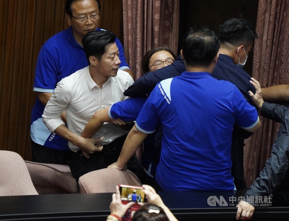 立法院會17日進行監察院人事同意權案投票,國民黨立委要求停止投票,會議開始後,與民進黨立委發生肢體衝突。中央社記者徐肇昌攝 109年7月17日