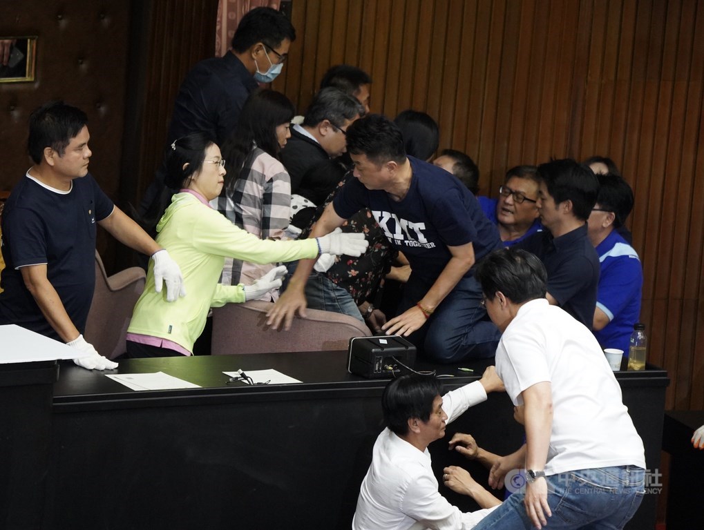 國民黨立委占據主席台3天,16日遭民進黨立委強力清場,立法院會17日進行監察院人事同意權案投票,藍綠雙方爆發肢體衝突。中央社記者徐肇昌攝 109年7月17日