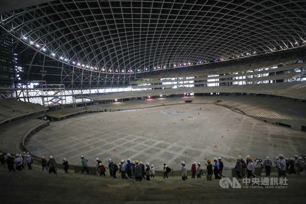 台北市政府17日重新核發大巨蛋建照,場館若要舉辦演場會,須先向台建中心申請。圖為台北市議會工務委員會7日到大巨蛋考察,了解內部工程現況及後續建照核發等相關流程。(中央社檔案照片)