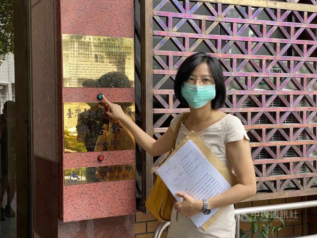 國民黨立委14日起占據立法院議場主席台,藍綠16日下午爆發衝突,民進黨立委林楚茵遭咬傷。林楚茵17日上午委託律師到台北地檢署控告呂玉玲傷害、強制等罪。中央社記者林長順攝 109年7月17日