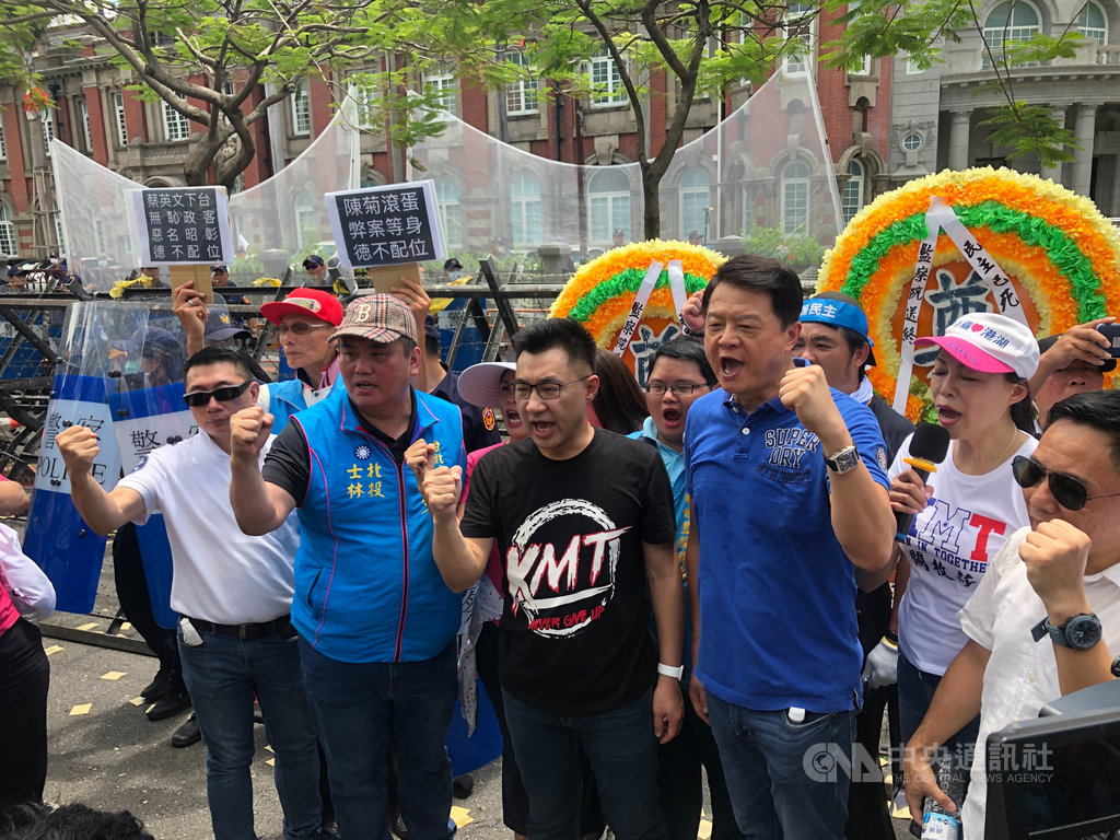 國民黨主席江啟臣率群眾轉往監察院外抗議。中央社記者王承中攝 109年7月17日