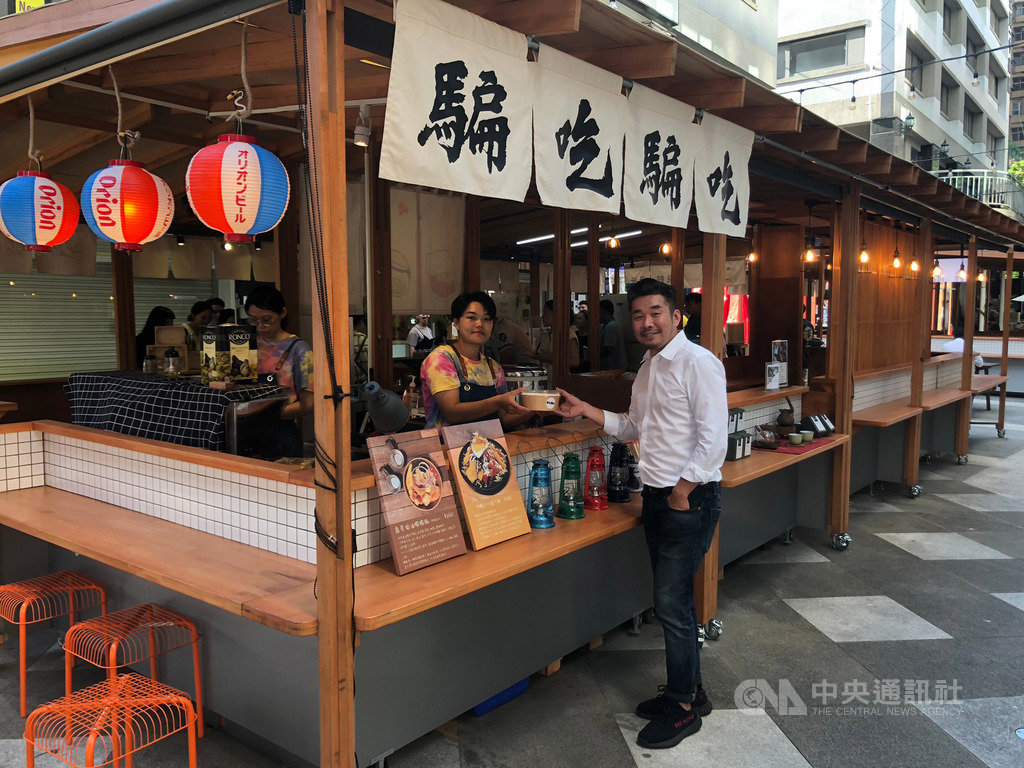 台中市新型態夜市「富地市場」主打日式木作攤位,打造富地市場的地表最潮股份有限公司執行長吳宗穎(右)表示,夜市是台灣庶民文化的呈現,為何不能融入生活美學,並重新定義人跟攤位的美好關係,建立攤位與美學連結。中央社記者郝雪卿攝 109年7月17日