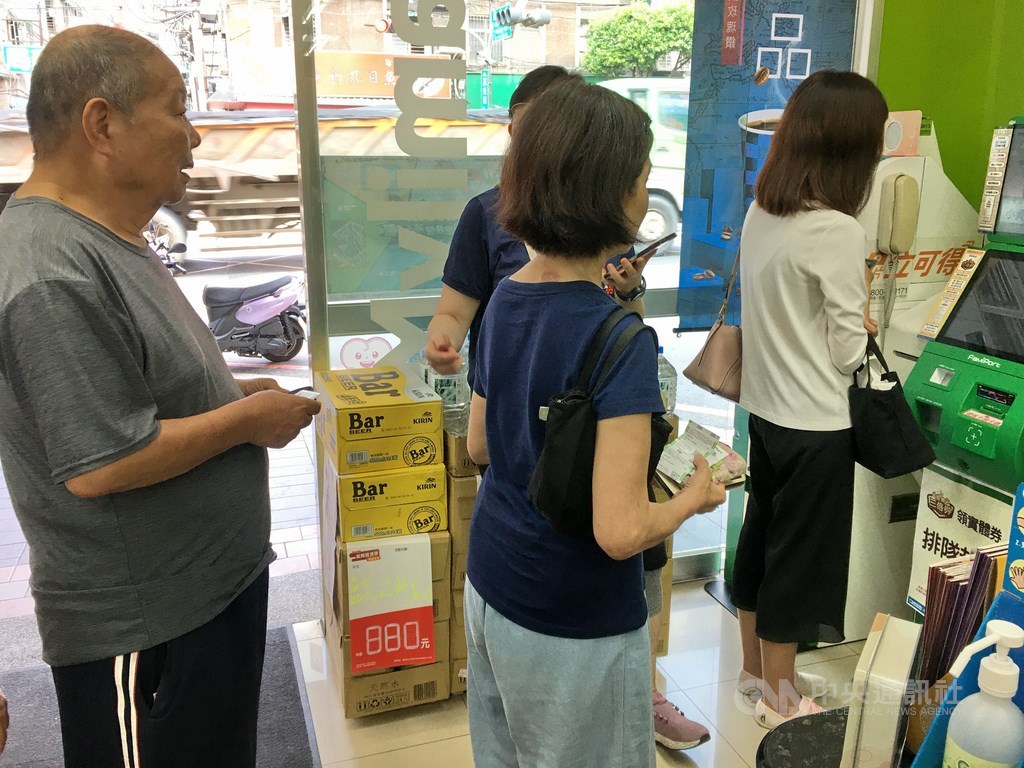 振興三倍券上路二天,經濟部截至16日晚間10時,累計已有527.6萬人領取紙本券,其中370.8萬人是在超商、網站預購首波紙本三倍券。(中央社檔案照片)