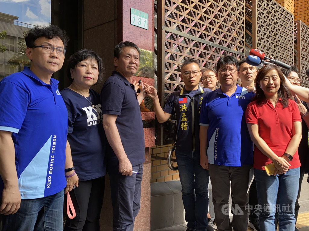 民進黨立委陳瑩16日不在立法院議場,卻有列入投票紀錄引發質疑,國民黨立法院黨團總召林為洲(左3)、首席副書記長林奕華(前右)及立委洪孟楷(左4)等人17日下午到台北地檢署提告偽造文書罪,希望檢方調查誰代陳瑩投下同意票。中央社記者林長順攝 109年7月17日