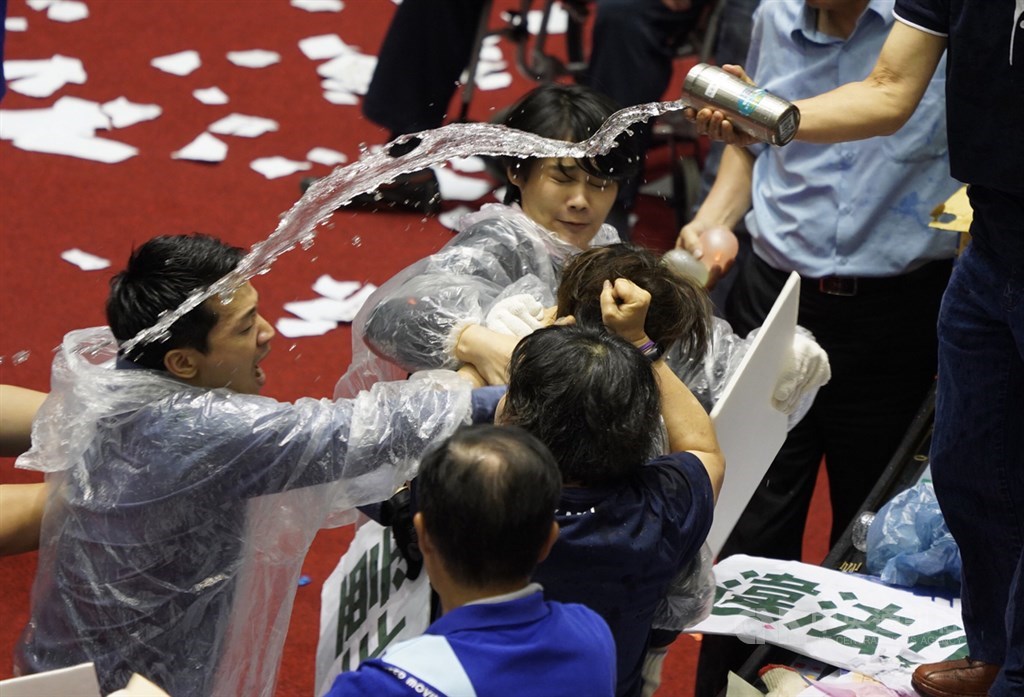 立法院會17日進行監察院人事同意權案投票,國民黨立委丟水球、灑水企圖阻擋開票,並與民進黨立委爆發肢體衝突。中央社記者徐肇昌攝 109年7月17日