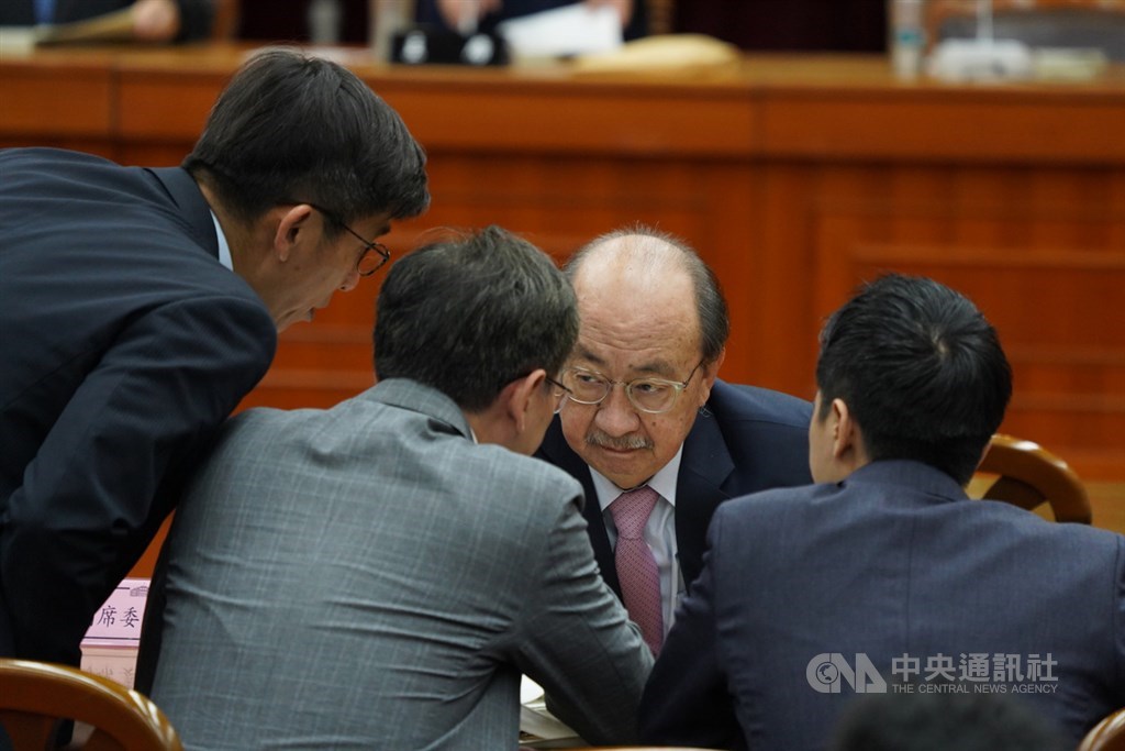監察院人事同意權案17日全數通過;民進黨立法院黨團總召柯建銘(後)指出,現在衝突已經結束,希望朝野一起合作,廢除考試院、監察院。(中央社檔案照片)