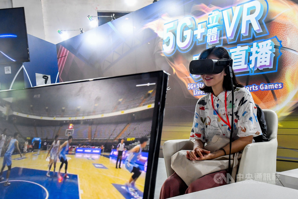 2020運動產業博覽會17日在松山文創園區登場,有廠商結合5G與VR技術讓觀眾不用出門也能感受球賽現場氣氛。中央社記者林俊耀攝 109年7月17日
