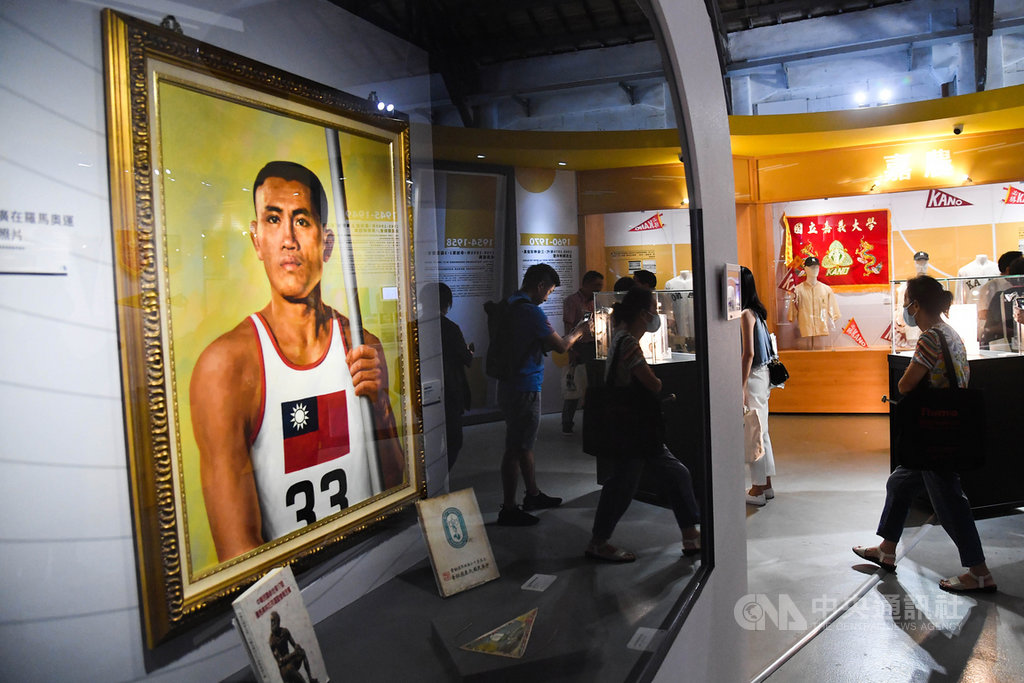 2020台灣運動產業博覽會17日在台北松山文創園區登場,今年共邀集超過120家廠商參展,規劃6大展區,展出包含「亞洲鐵人」楊傳廣等相關珍貴文物。中央社記者林俊耀攝 109年7月17日