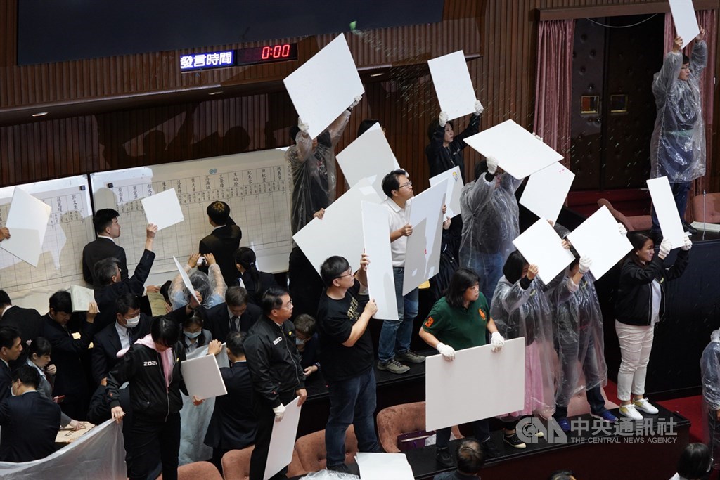 立法院會17日進行監察院人事同意權案投票,國民黨立委在開票前拿出水球向議事人員開票處丟擲,企圖阻擋開票,民進黨立委則以保麗龍板遮擋。中央社記者徐肇昌攝 109年7月17日