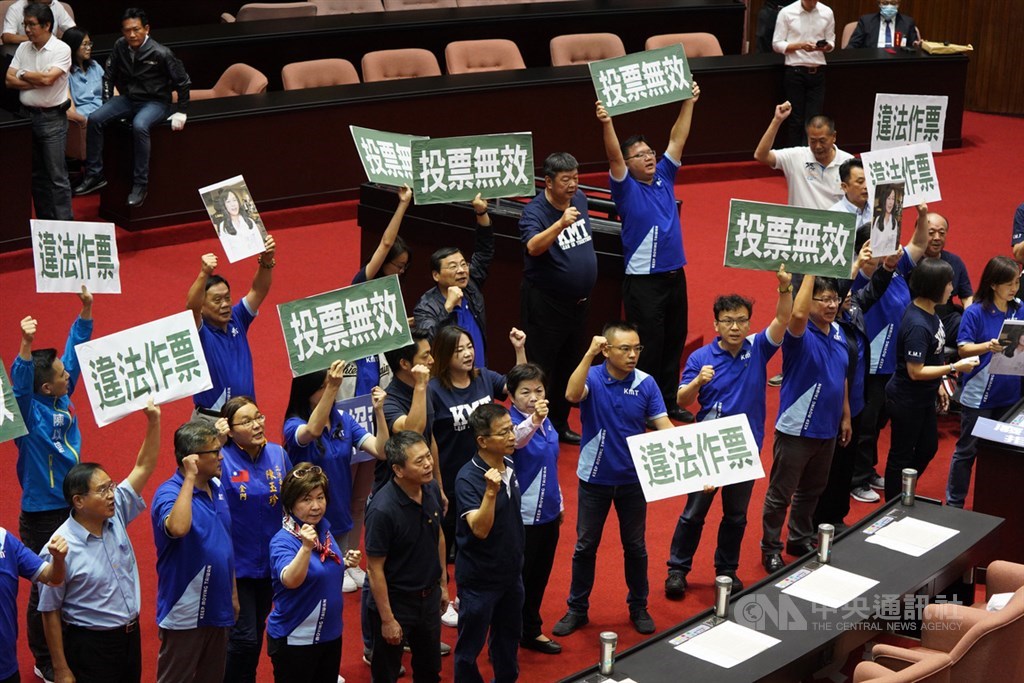 立法院17日將進行監察院人事同意權投票,國民黨團在議場內舉看板質疑16日下午有人冒名投票,讓整個投票過程無效,應重新開審查會,再行使同意權。中央社記者徐肇昌攝 109年7月17日