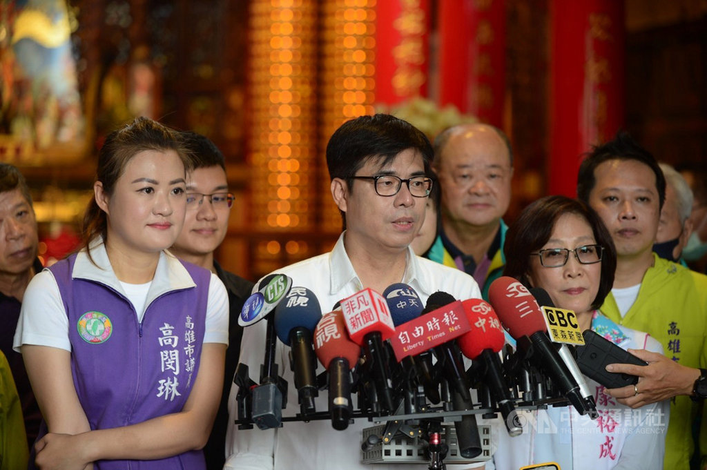 民進黨高雄市長補選參選人陳其邁(前中)17日在大港保安宮參香前接受聯訪指出,「高雄是百花齊放、自由奔放的城市,充滿活力」;並表示,從高雄罷免投票結果來看「高雄不是一言堂,而是一個民主多元奔放的城市」。(陳其邁競選辦公室提供)中央社記者王淑芬傳真 109年7月17日