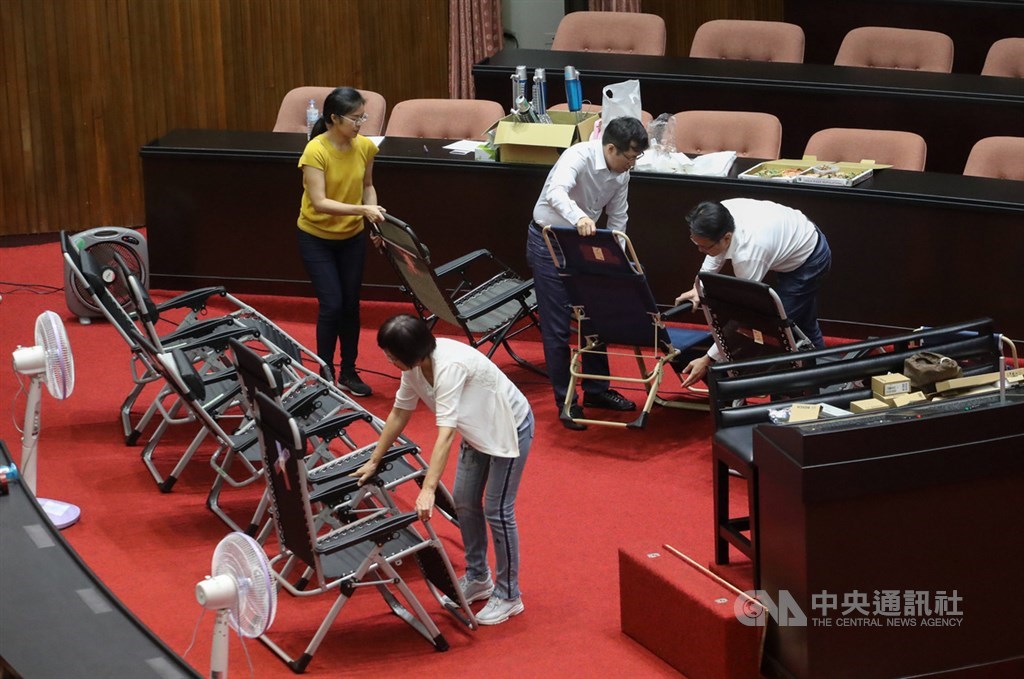 立法院會將在17日進行監察院人事同意權案投票,國民黨團16日表示,會全力阻擋,不排除以突襲方式進行抗爭;民進黨立委晚間則準備電風扇、躺椅等,夜宿議場。中央社記者裴禛攝 109年7月16日