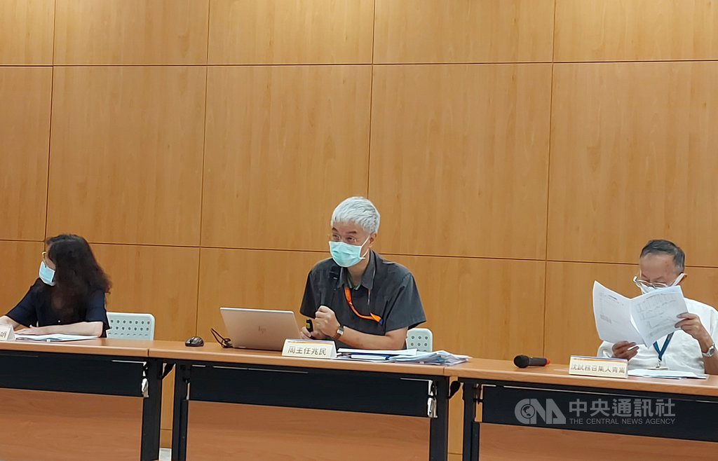 大學入學考試中心17日召開記者會,公布109學年大學入學指定科目考試成績統計資料,由大考中心主任周兆民(中)主持。中央社記者許秩維攝 109年7月17日