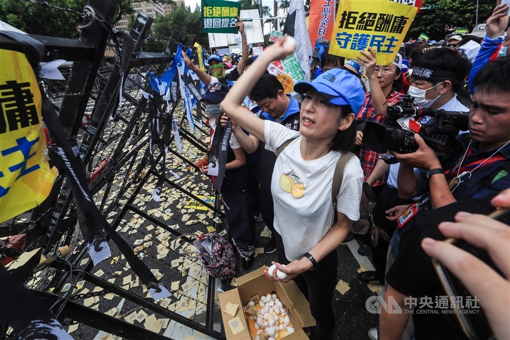 立法院會17日進行監察院人事同意權案投票,場外抗議群眾與警方發生衝突後,步行前往監察院,向監察院丟雞蛋抗議。中央社記者吳家昇攝 109年7月17日