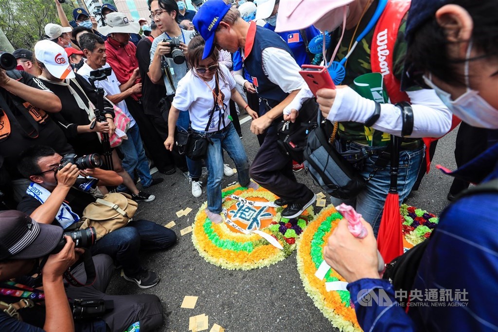 立法院會17日進行監察院人事同意權案投票,國民黨也在立法院外號召陳抗,抗議群眾步行轉往監察院,有民眾將花圈奠踩在腳下。中央社記者吳家昇攝 109年7月17日